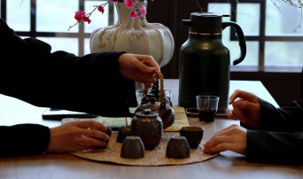 茶香四溢：老茶馆岁月印记，品味茶疗益寿之道