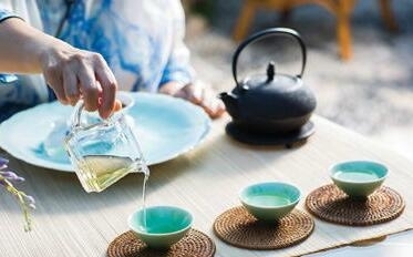 茶香四溢：老茶馆岁月印记，品味茶疗益寿之道